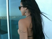 Bellezza bruna che fa pompino sul balcone