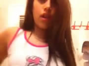 Ragazza turca che si spoglia e si masturba